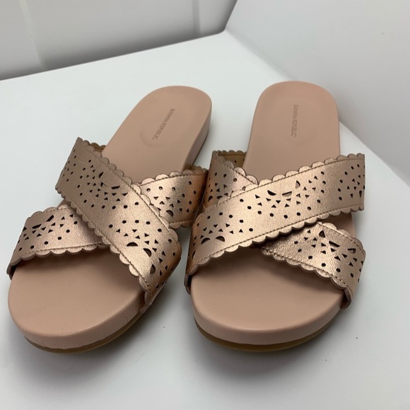 Banana Republic Size 10 Sandals Laser Cutout Leather Rose Gold Metallic - Picture 2 of 7